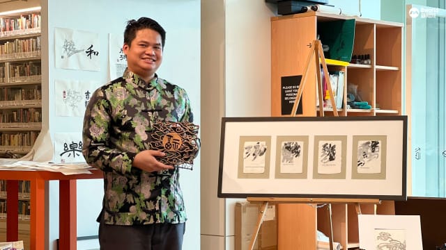 苦学书法十余年 马来艺术家将汉字元素融入峇迪蜡染