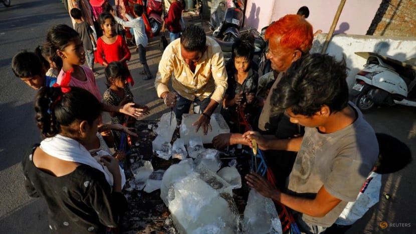 Extreme heat kills at least 25 in India's Maharashtra state Extreme heat kills at least 25 in India's Maharashtra state