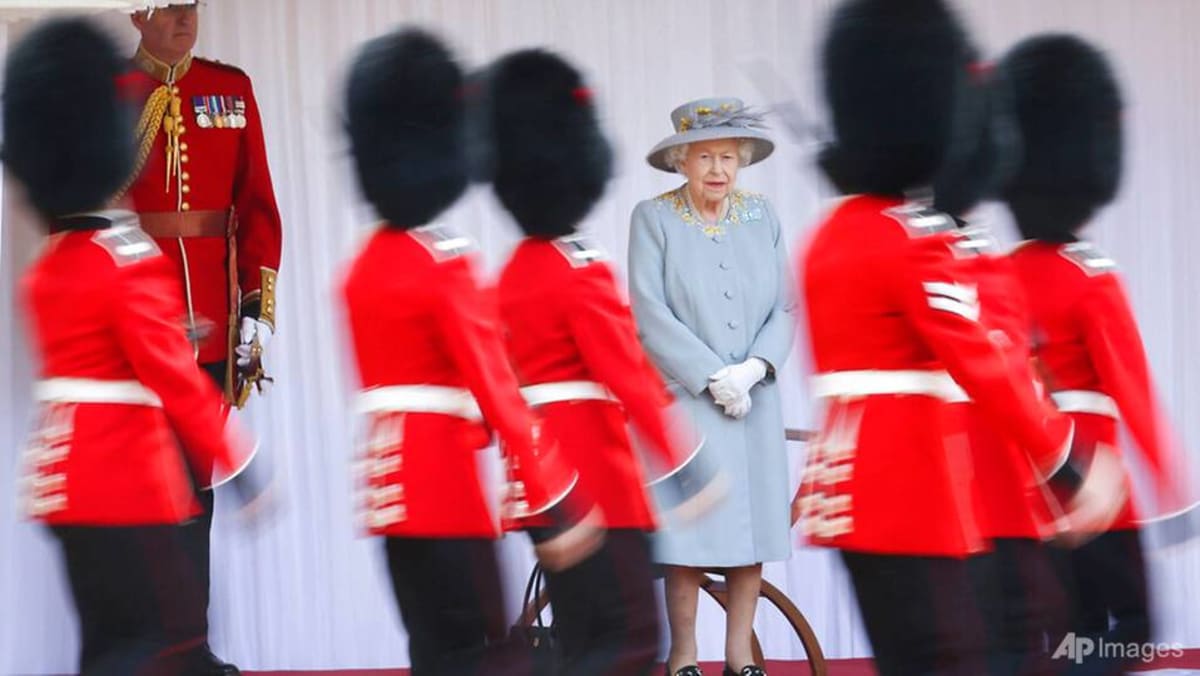Ratu Elizabeth merayakan ulang tahun resminya yang ke-95 dengan parade militer