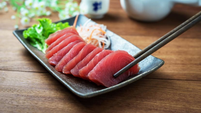 How do food outlets and delivery providers ensure that raw fish is safe to consume?