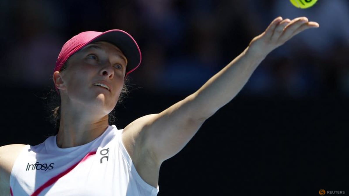 Swiatek suppresses Kenin challenge to reach second round