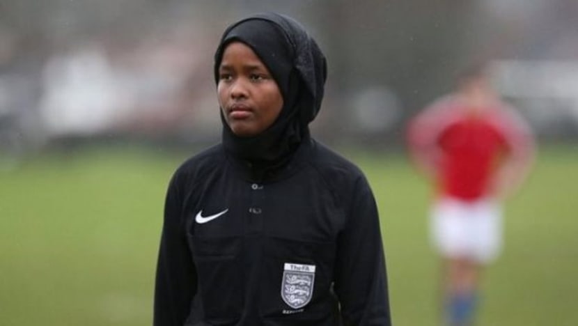 Anak Somalia Muslimah pertama jadi pengadil bola sepak di Britain