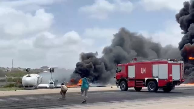索马里客机降落时坠毁 机上30多人奇迹生还