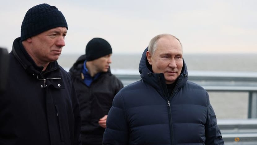 Putin drives across Crimea bridge in a Mercedes Putin drives across Crimea bridge in a Mercedes