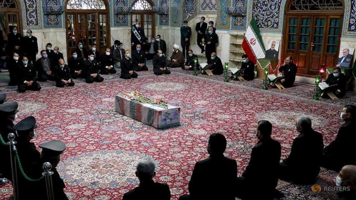 Iran mempertimbangkan tanggapan saat negara itu bersiap untuk menguburkan ilmuwan nuklir yang terbunuh