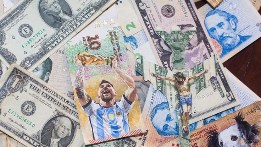 Argentine artist paints on inflation-hit bank notes Argentine artist paints on inflation-hit bank notes