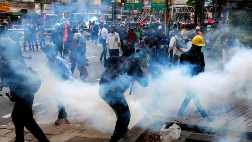 Thai anti-government protesters clash with police in Bangkok Thai anti-government protesters clash with police in Bangkok
