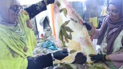 3 beradik usaha kraf tangan batik guna bahan semula jadi