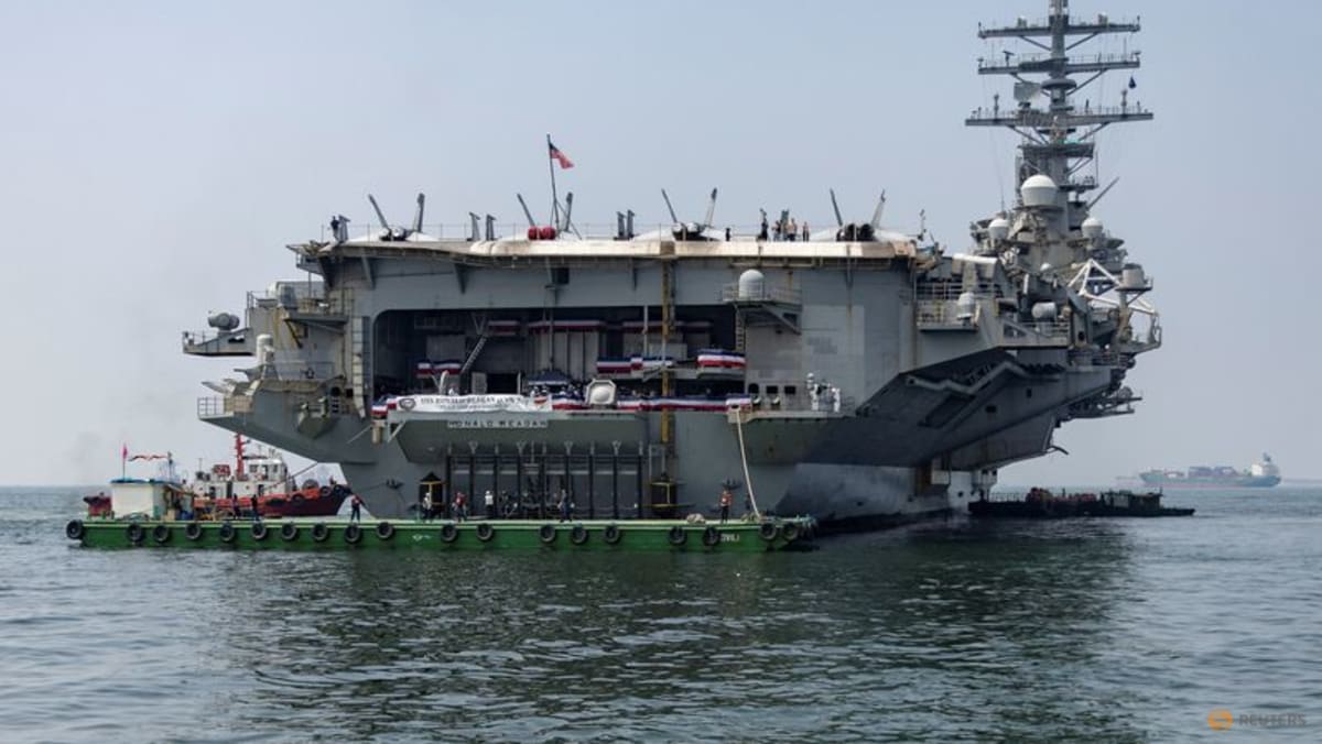 南海紧张局势下，美国航母罕见访问越南港口