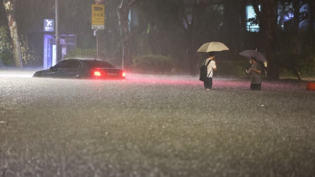 韩国首尔严重暴雨导致淹水 已有七人死亡