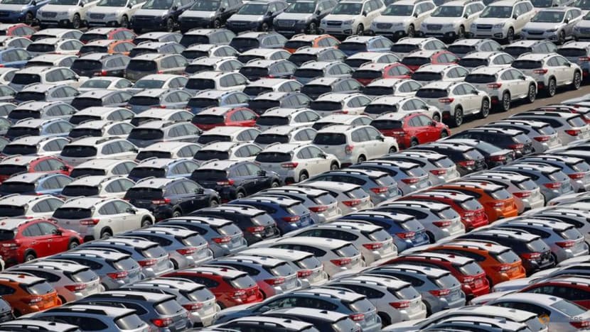 Japan's exports extend gains, machinery orders fall amid fragile recovery Japan's exports extend gains, machinery orders fall amid fragile recovery