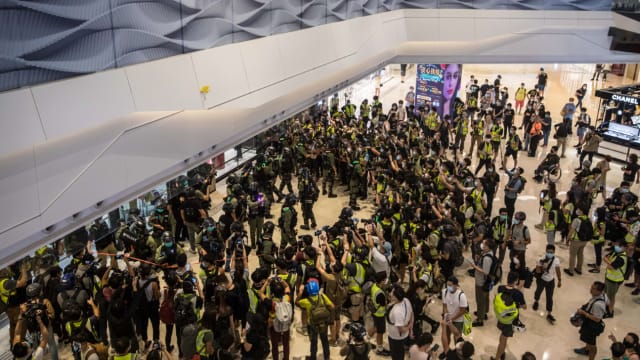 香港元朗白衣人袭击示威者一周年 民众到元朗商场抗议