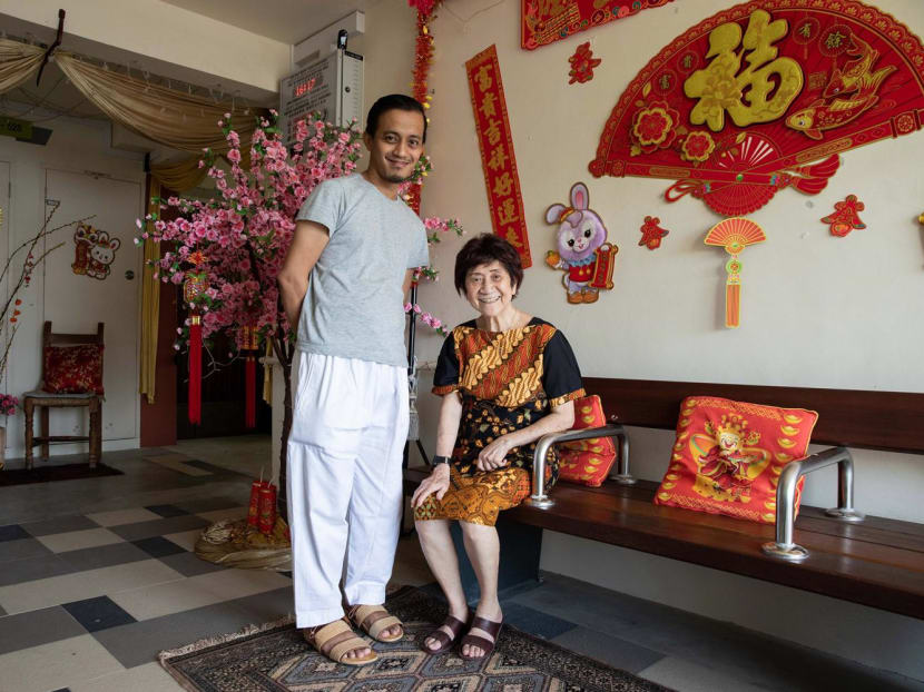 Reliving the kampung spirit': Neighbours put up CNY decorations together  outside HDB homes; non-Chinese join in the festivities - TODAY