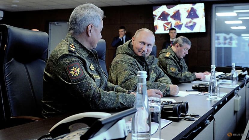 Smiling Putin inspects big Far East military drills