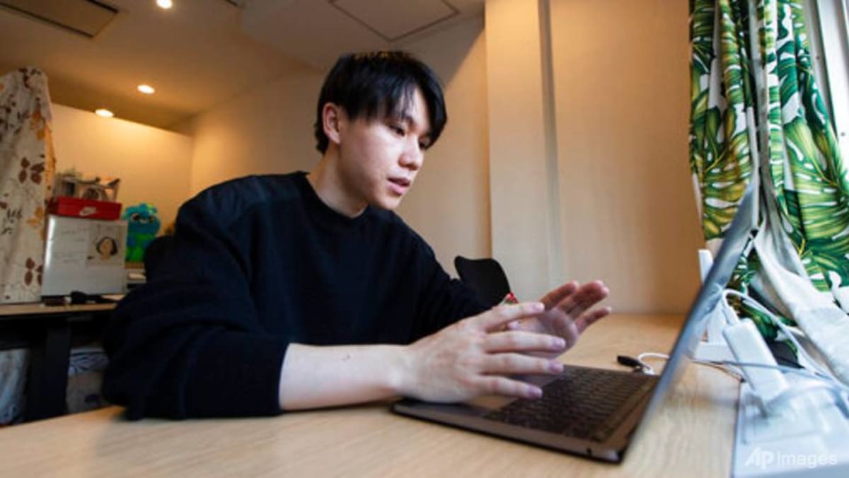 Pemuda Jepang memulai konseling pesan online sukarela