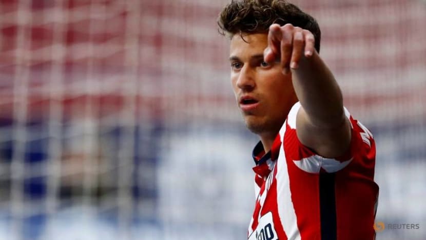 Soccer-Barca, Real pay the price for transfer gaffes as Suarez, Llorente lead Atletico to title Soccer-Barca, Real pay the price for transfer gaffes as Suarez, Llorente lead Atletico to title
