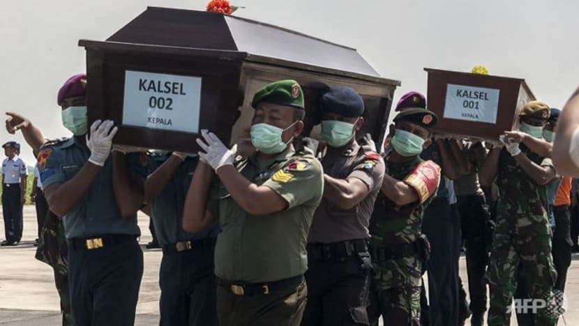 QZ8501: Tiga mayat dibawa ke Surabaya untuk dikenal pasti