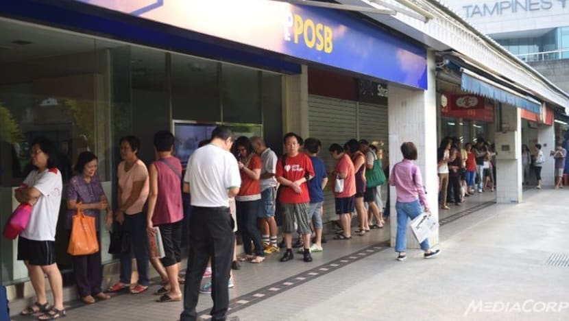 Wang Kertas Khas SG50: Orang ramai mula beratur beberapa jam sebelum bank dibuka