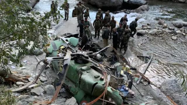 印度军用直升机克什米尔硬着陆 机上三人受伤