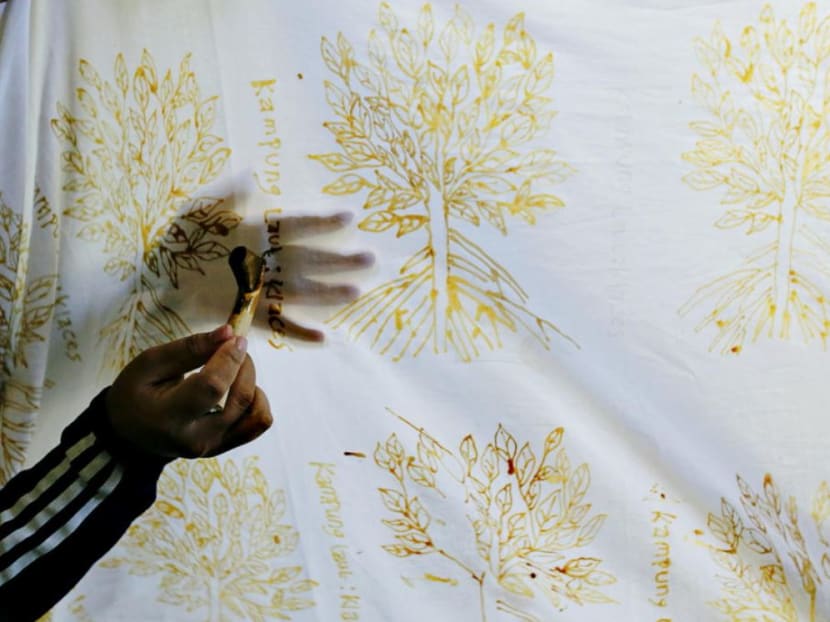 Indonesia's batik-makers turn to mangroves as demand grows for eco-dyes Indonesia's batik-makers turn to mangroves as demand grows for eco-dyes