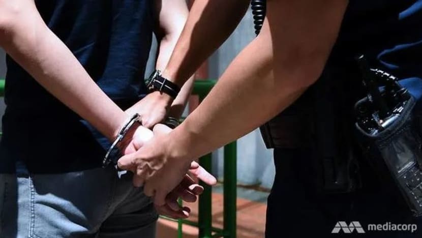 Waran tangkap, notis Interpol dikeluarkan terhadap pasangan dipercayai gagal hantar barangan mewah Waran tangkap, notis Interpol dikeluarkan terhadap pasangan dipercayai gagal hantar barangan mewah