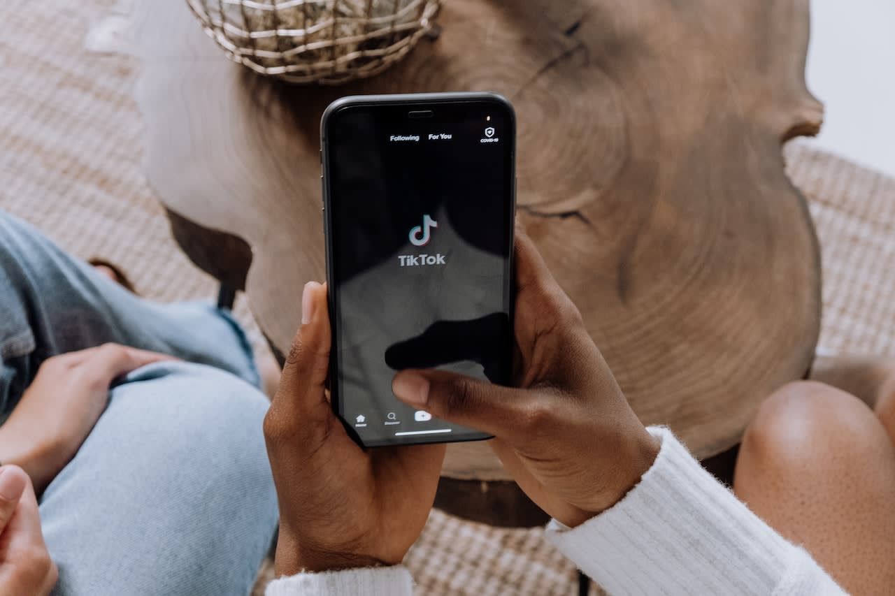TikTok is growing even as digital advertising is slumping in a global economic slowdown. The downturn has hurt Snap, Google and Meta. And TikTok, though not immune, appears to be compounding its rivals’ woes by stealing business from them. TikTok is growing even as digital advertising is slumping in a global economic slowdown. The downturn has hurt Snap, Google and Meta. And TikTok, though not immune, appears to be compounding its rivals’ woes by stealing business from them.