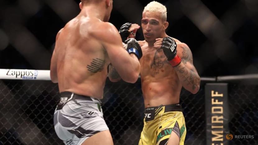 Oliveria KOs Chandler to claim UFC lightweight crown Oliveria KOs Chandler to claim UFC lightweight crown