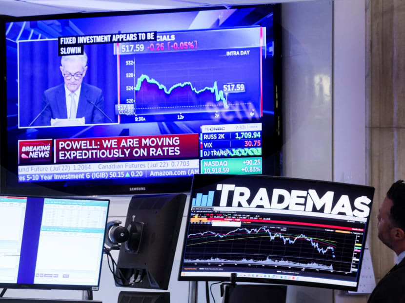 Traders work, as&nbsp;Federal Reserve Chair Jerome Powell is seen delivering remarks on a screen on the floor of the New York Stock Exchange (NYSE) in New York City on June 15, 2022.&nbsp;