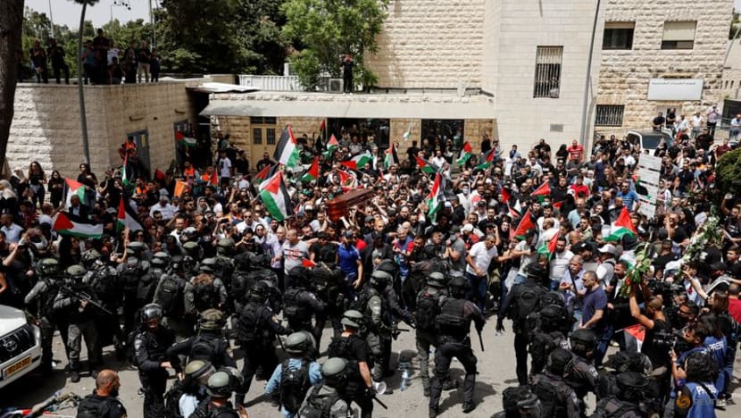 Israeli police beat mourners at funeral of slain Palestinian journalist Israeli police beat mourners at funeral of slain Palestinian journalist