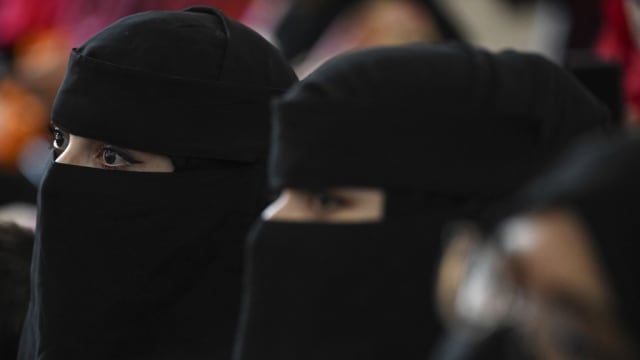 塔利班规定阿富汗大学女生戴面纱 男女分开上课 