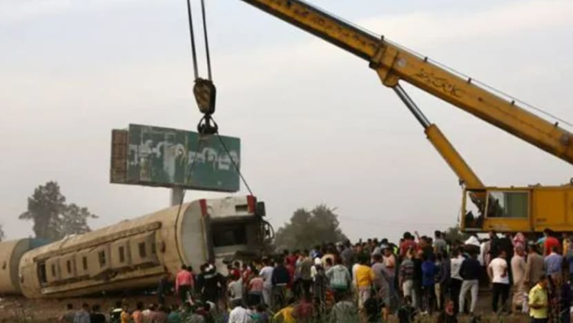 11 maut, 98 cedera setelah kereta api tergelincir daripada landasan di Mesir