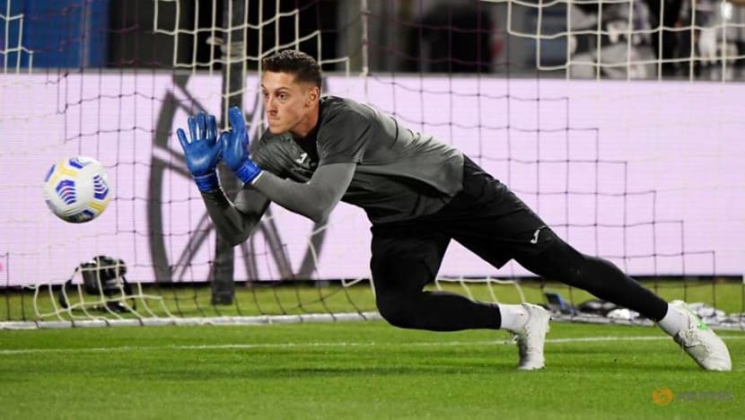 Soccer-Tottenham sign Atalanta goalkeeper Gollini on season-long loan Soccer-Tottenham sign Atalanta goalkeeper Gollini on season-long loan