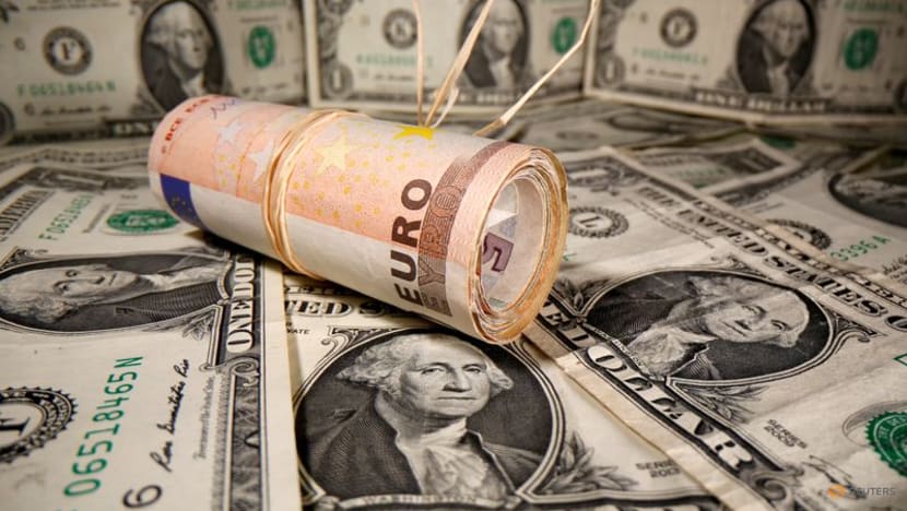Dollar shines, euro suffers as COVID-19 fears flare over Europe Dollar shines, euro suffers as COVID-19 fears flare over Europe