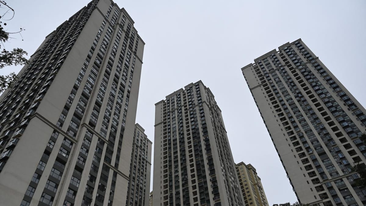 V dvoch čínskych mestách požiadali štátnych zamestnancov, aby pomohli vyložiť nepredané domy