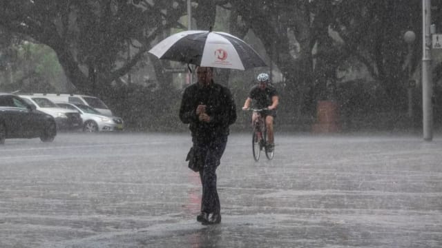 澳洲悉尼遭暴雨袭击 道路出现突发性淹水