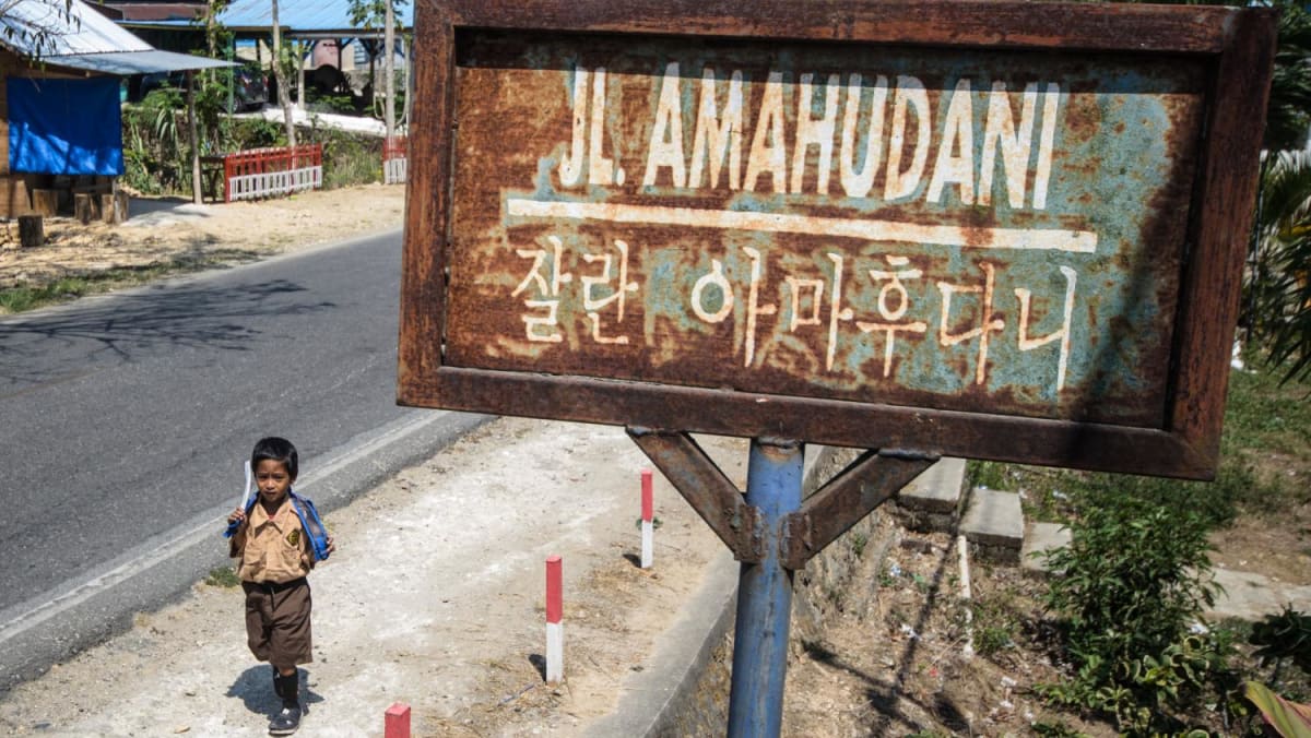 Masyarakat adat Indonesia menggunakan alfabet Korea untuk melestarikan dialek tersebut