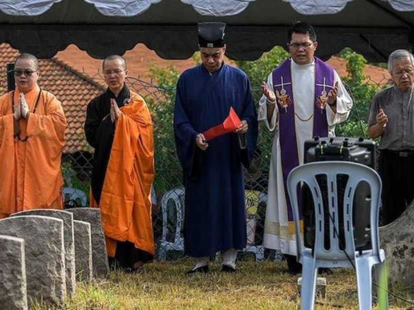 Muslims, non-Muslims in M'sia barred from praying together under new directive Muslims, non-Muslims in M'sia barred from praying together under new directive