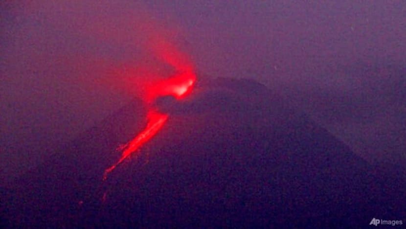 Gunung Merapi muntahkan lahar dalam letusan terkini