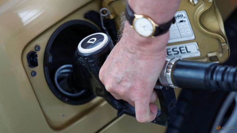 Drivers shrug off soaring fuel prices, for now Drivers shrug off soaring fuel prices, for now