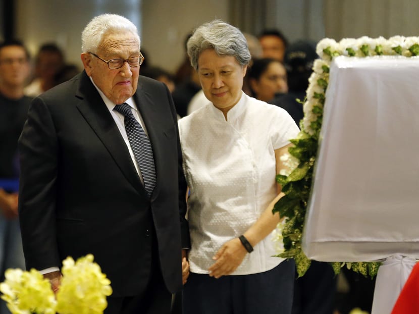 Former US Secretary of State Henry Kissinger, left, is accompanied by Ho Ching, right, wife of Prime Minister Lee Hsien Loong, as he pays his respects to the late Lee Kuan Yew, on Saturday, March 28, 2015, in Singapore. Photo: AP