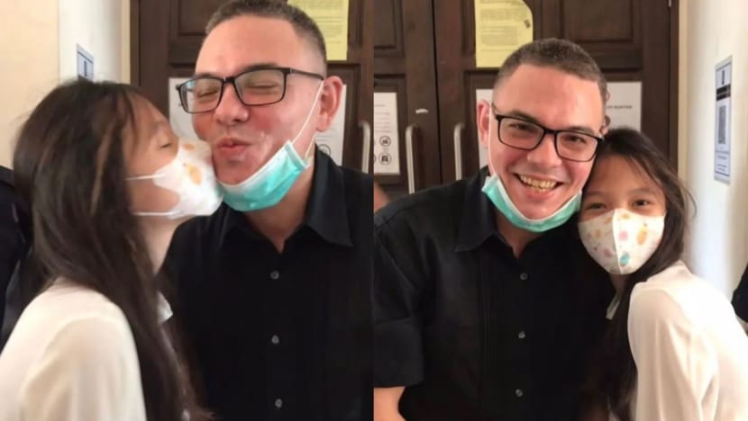 Anak Yasin Sulaiman lepaskan rindu, bertemu bapa di mahkamah Anak Yasin Sulaiman lepaskan rindu, bertemu bapa di mahkamah