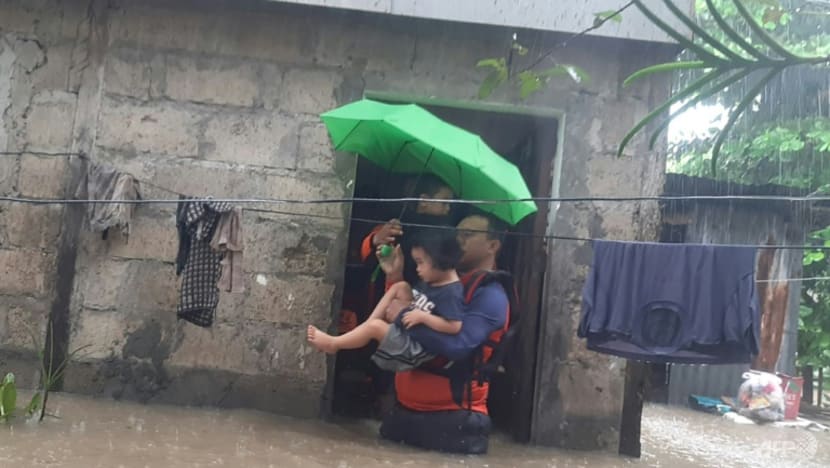 Philippines floods force tens of thousands to flee homes Philippines floods force tens of thousands to flee homes