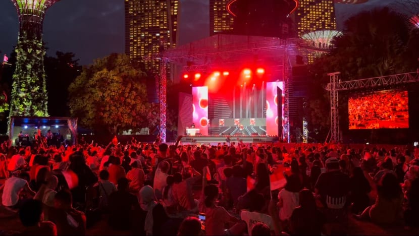 Hampir 10,000 penonton meriahkan konsert Hari Kebangsaan Mediacorp dan Taman di Pesisiran Hampir 10,000 penonton meriahkan konsert Hari Kebangsaan Mediacorp dan Taman di Pesisiran