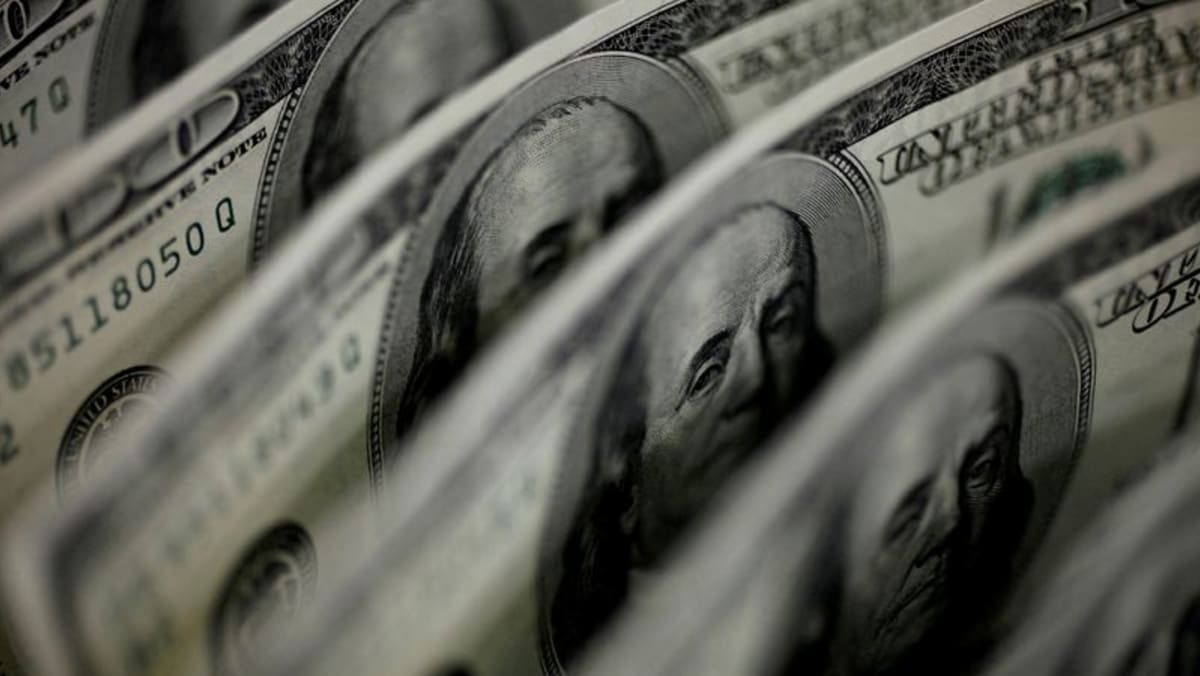 Dolar tergelincir karena pasar menantikan tindakan Fed yang akan datang
