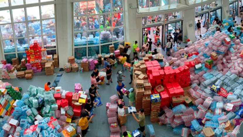 China sends supplies to flooded area in Henan province, rebuilds barriers China sends supplies to flooded area in Henan province, rebuilds barriers