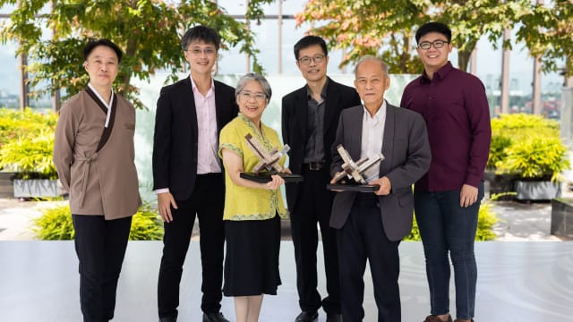 郑朝吉博士和青少儿广播演艺组 荣获第5届新加坡华族文化贡献奖