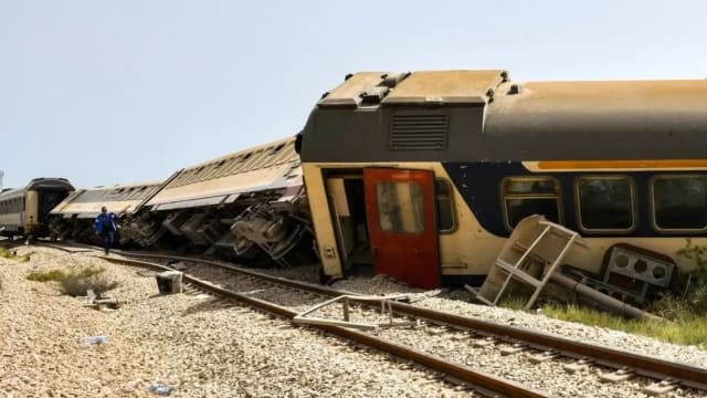 突尼斯发生火车脱轨翻覆事故 至少两人死亡34人受伤