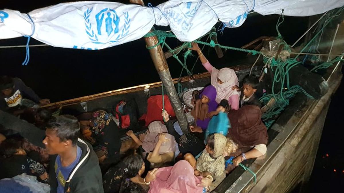 Kapal yang ditabrak dengan lebih dari 100 Rohingya diizinkan berlabuh di Indonesia