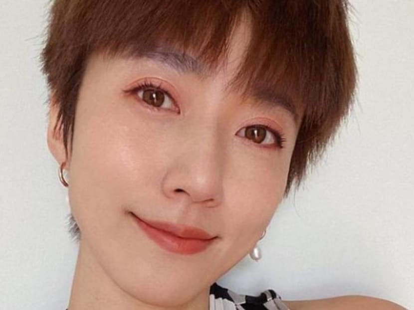 Kate Pang falls into drain while distracted by phone, suffers deep cut that exposes bone Kate Pang falls into drain while distracted by phone, suffers deep cut that exposes bone