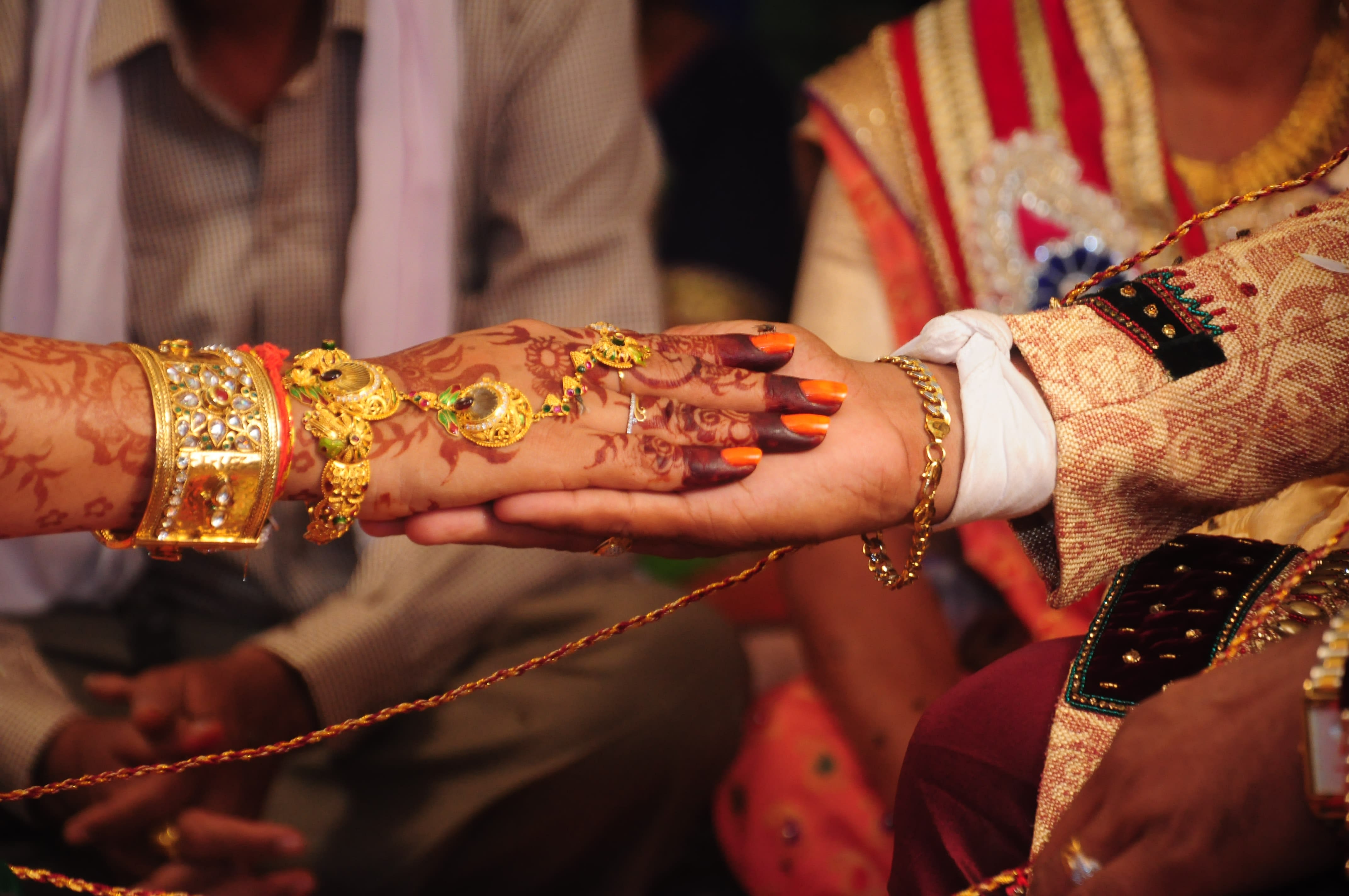 India arresta a 'médico' estafador que se casó con 18 mujeres